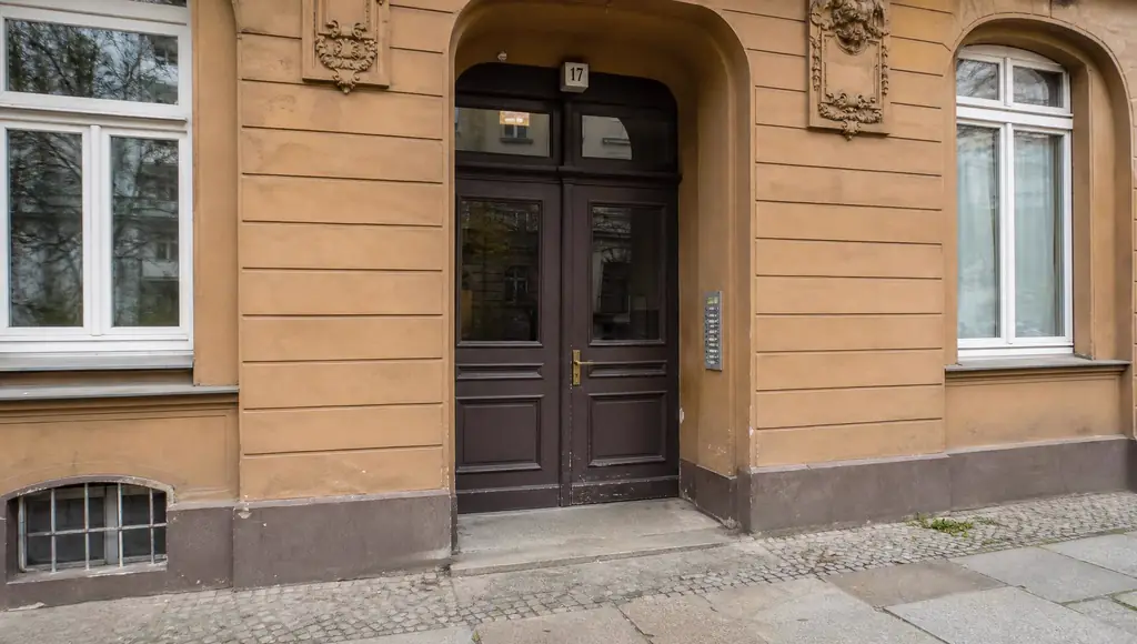 Gepflegter Hauseingang eines Berliner Mehrfamilienhauses